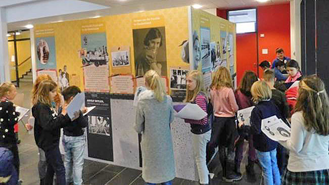 Grundschüler*innen der Till-Eulenspiegel-Schule Mölln arbeiten in der Ausstellung Lesen & Schreiben mit Anne Frank