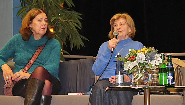 Eva Szepesi erzählt ihre (Über-)Lebensgeschichte vor Schülerinnen und Schülern der Beruflichen Schule des Kreises Stormarn in Bad Oldesloe